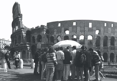 Turisti di fronte al Colosseo