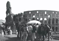 Turisti di fronte al Colosseo