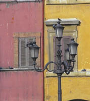I colori di Roma su una facciata in piazza Fontana di Trevi